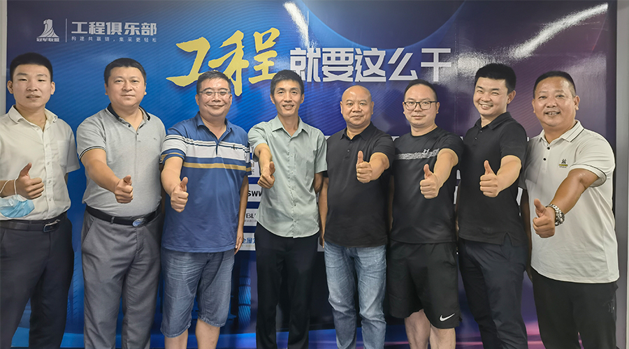 丝瓜app與江（jiāng）山歐派木門合影