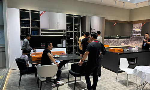 巨（jù）奧全鋁（lǚ）家居 全屋（wū）頂牆櫃定製新風尚